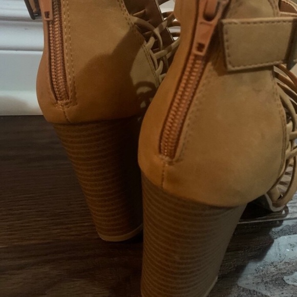 High heels - Picture 3 of 3